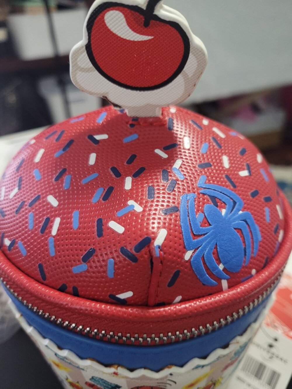 Marvel Spiderman Crossbody Cupcake Bag Zip Cherry Mini Danielle Nicole Brand New - Picture 4 of 9